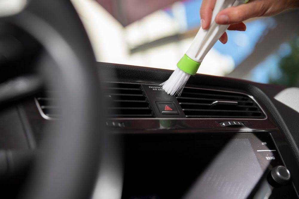 ilustrasi membersihkan air conditioner mobil (freepik.com/freepik)