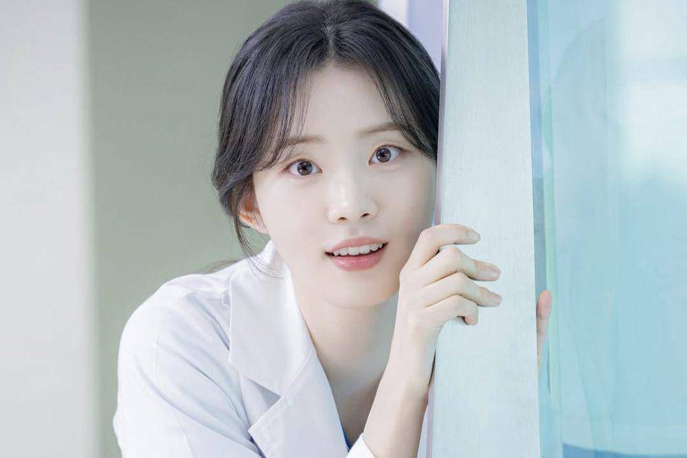 Shin Shi Ah di KDrama Resident Playbook (instagram.com/shinsiaa_)