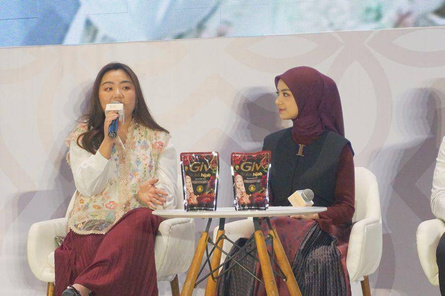 Para narasumber di GIV White Hijab ExtraOUDinary Hijabi Meet-Up di Surabaya (IDNTimes/Tisa Ajeng)