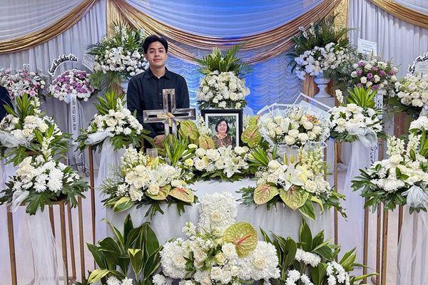 7 Potret Pemakaman Oma Jerome Polin, Penuh Keharuan