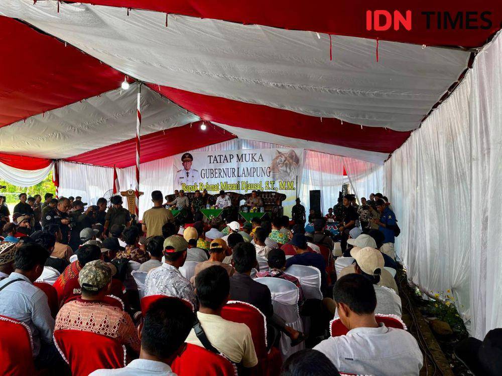 Gubernur Lampung, Rahmat Mirzani Djausal berdialog dengan masyarakat di di Lapangan Balai Pekon Suka Marga, Kecamatan Suoh, Kabupaten Lampung Barat. (IDN Times/Tama Yudha Wiguna).