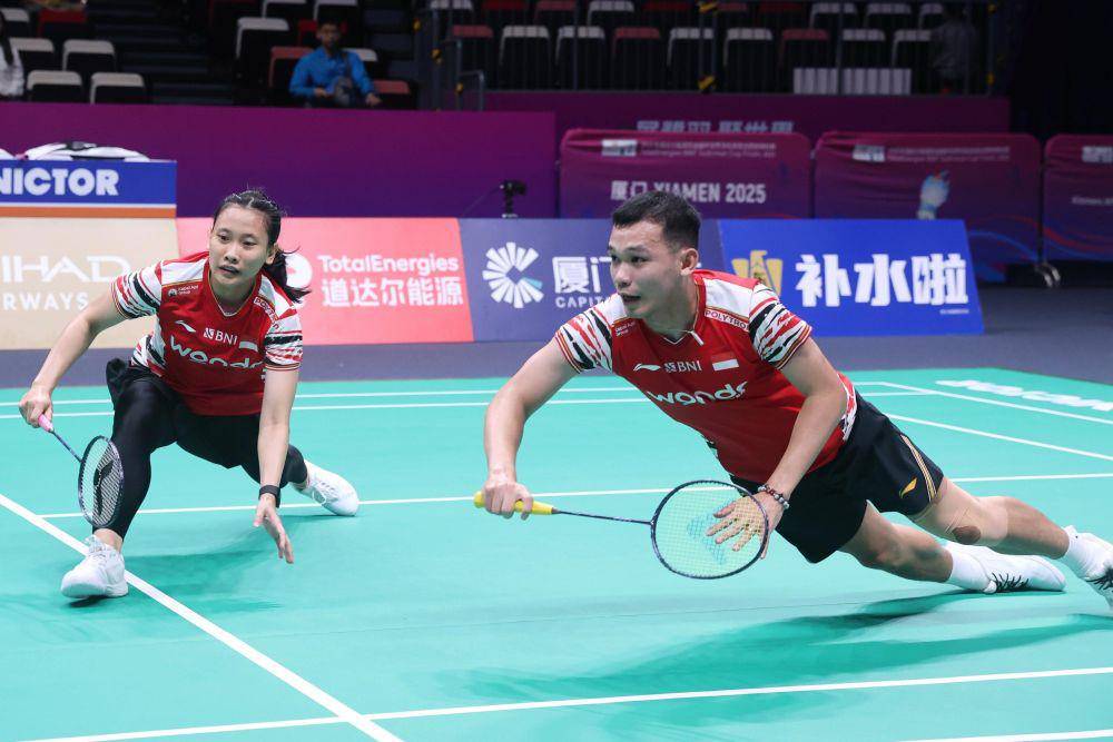 Ganda campuran Rinov Rivaldy/Pitha Haningtyas Mentari melawan Inggris di fase Grup D Piala Sudirman 2025 (dok. PP PBSI)