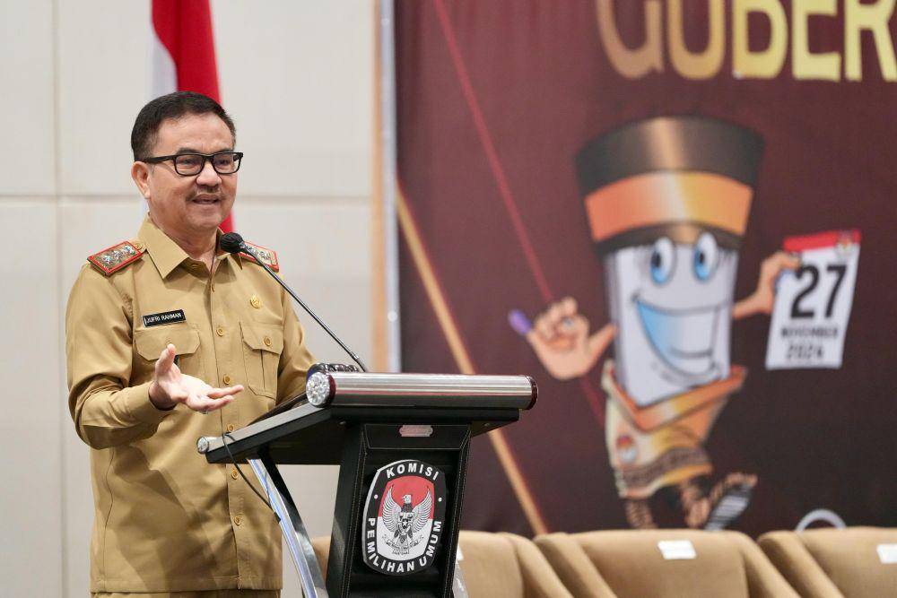 Sekretaris Daerah Sulsel, Jufri Rahman, dalam Rakor Evaluasi Tahapan Pilgub Sulsel 2024 di Hotel Claro, Makassar, Senin (28/4/2025). (Dok. Humas Pemprov Sulsel)
