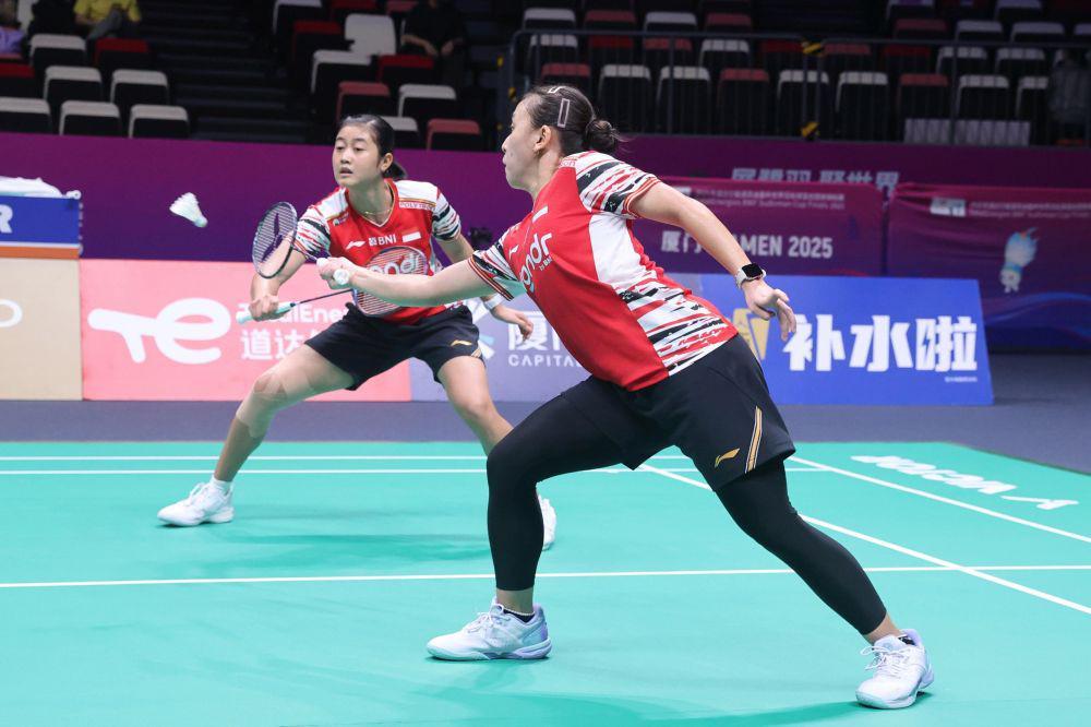 Ganda putri Febriana Dwipuji Kusuma/Amalia Cahaya Pratiwi melawan Inggris di fase Grup D Piala Sudirman 2025 (dok. PP PBSI)