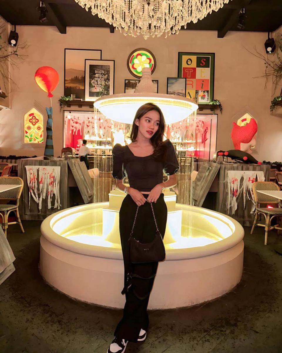 referensi outfit nuansa hitam ala Ummi Quary (instagram.com/ummi_quary)