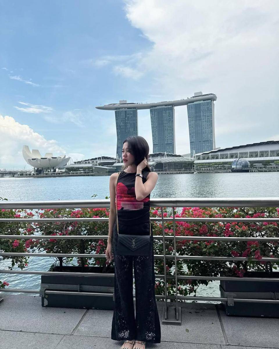 referensi outfit nuansa hitam ala Ummi Quary (instagram.com/ummi_quary)