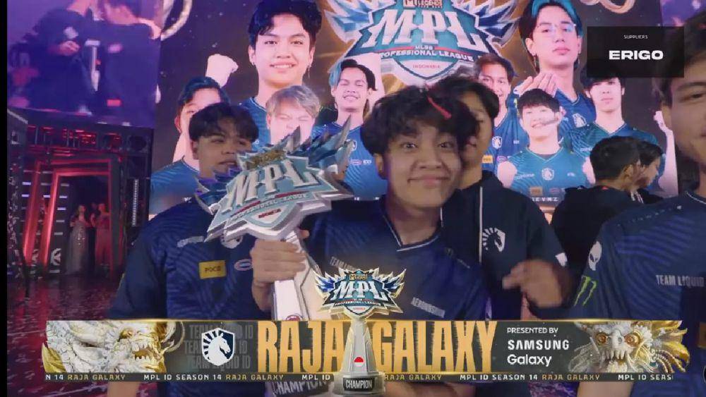 AeronnShikii memegang piala MPL ID Season 14 (youtube.com/MPL Indonesia)