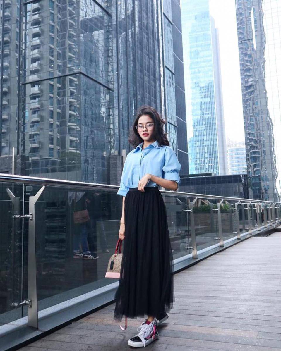 referensi outfit nuansa hitam ala Ummi Quary (instagram.com/ummi_quary)