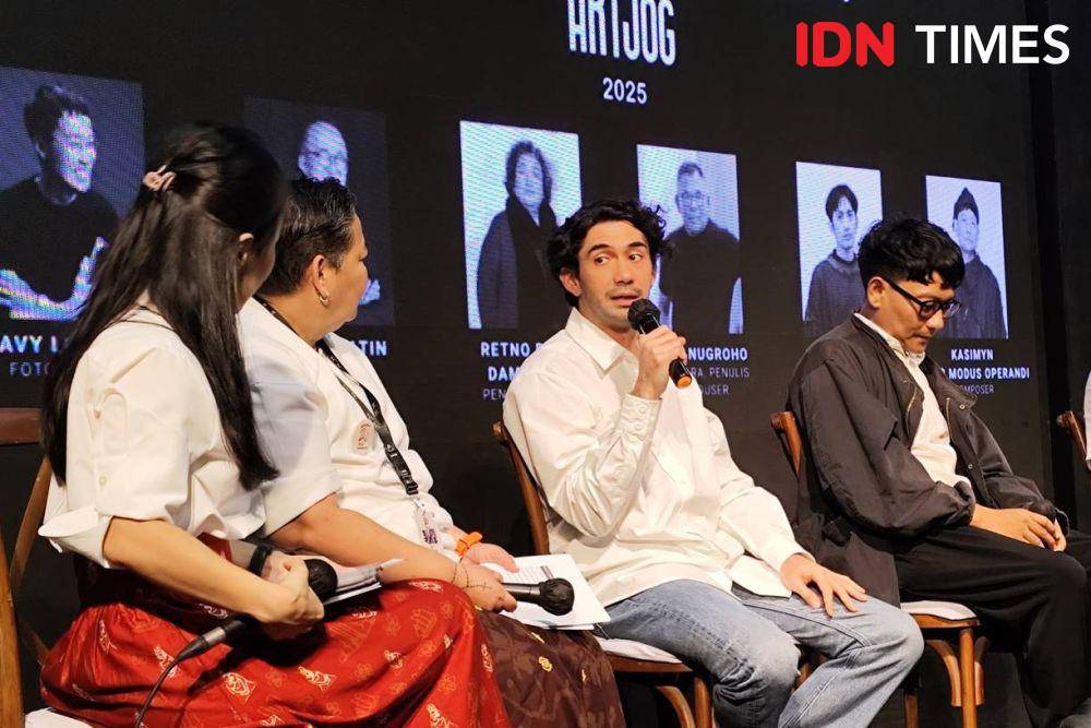 Reza Rahadian di konferensi pers "Refleksi Dua Dasarasa Reza Rahadian," Jakarta, Senin (28/4/2025) (dok. IDN Times/Shandy Pradana)