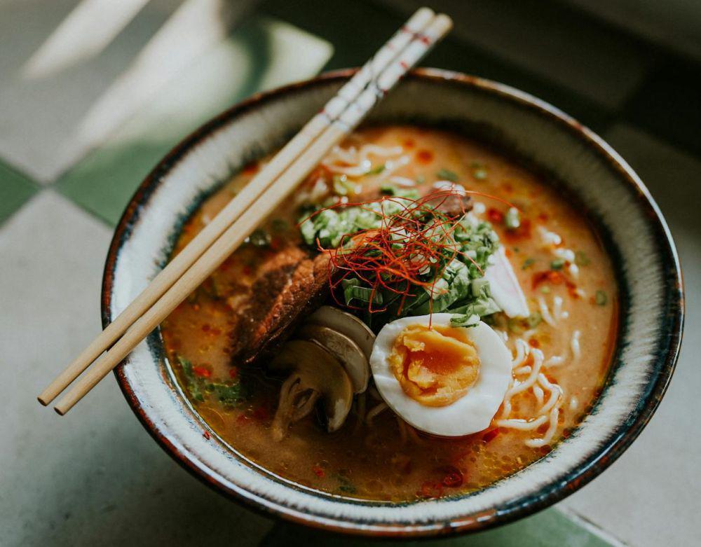 Resep Creamy Chicken Curry Ramen, Kuahnya Meleleh dengan Ayam Lembut!
