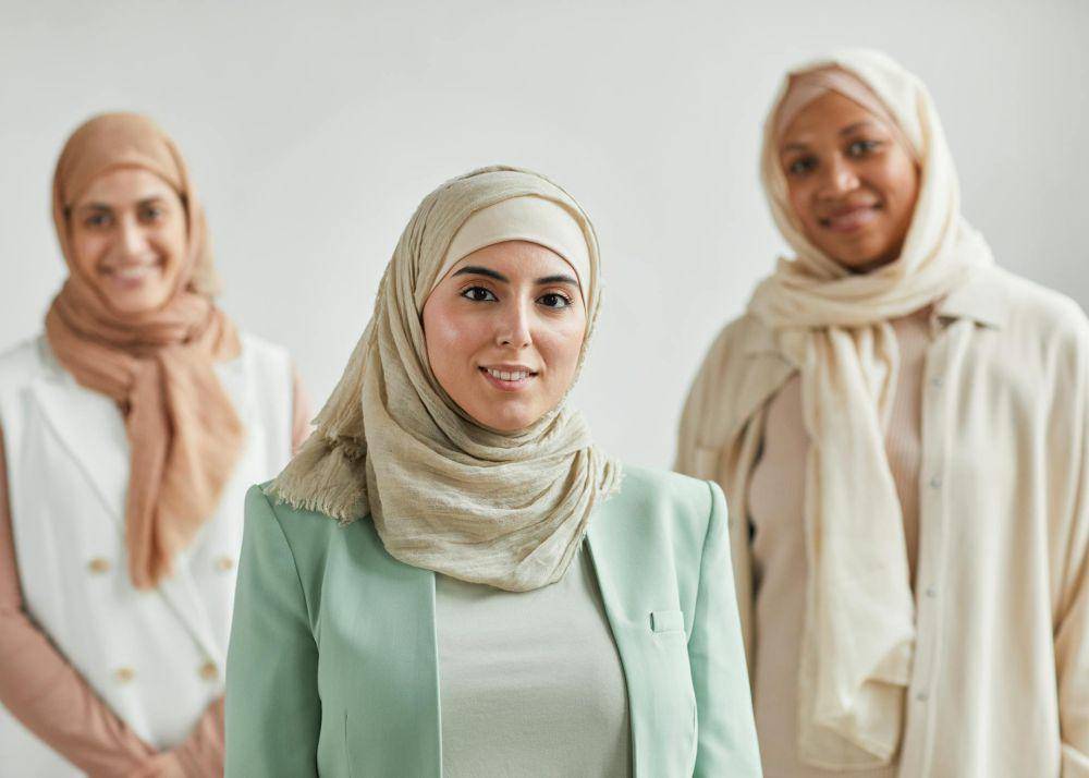 ilustrasi wanita muslim tersenyum (pexels.com/Cedric Fauntleroy)
