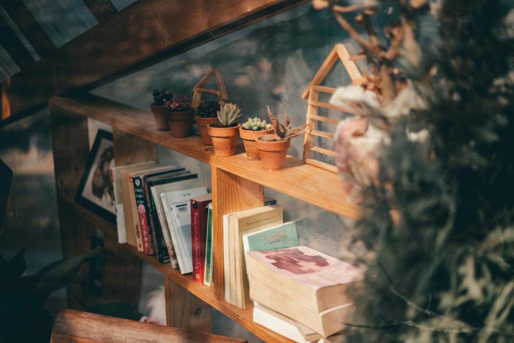 5 Trik Menyulap Koleksi Buku Jadi Dekorasi yang Fungsional