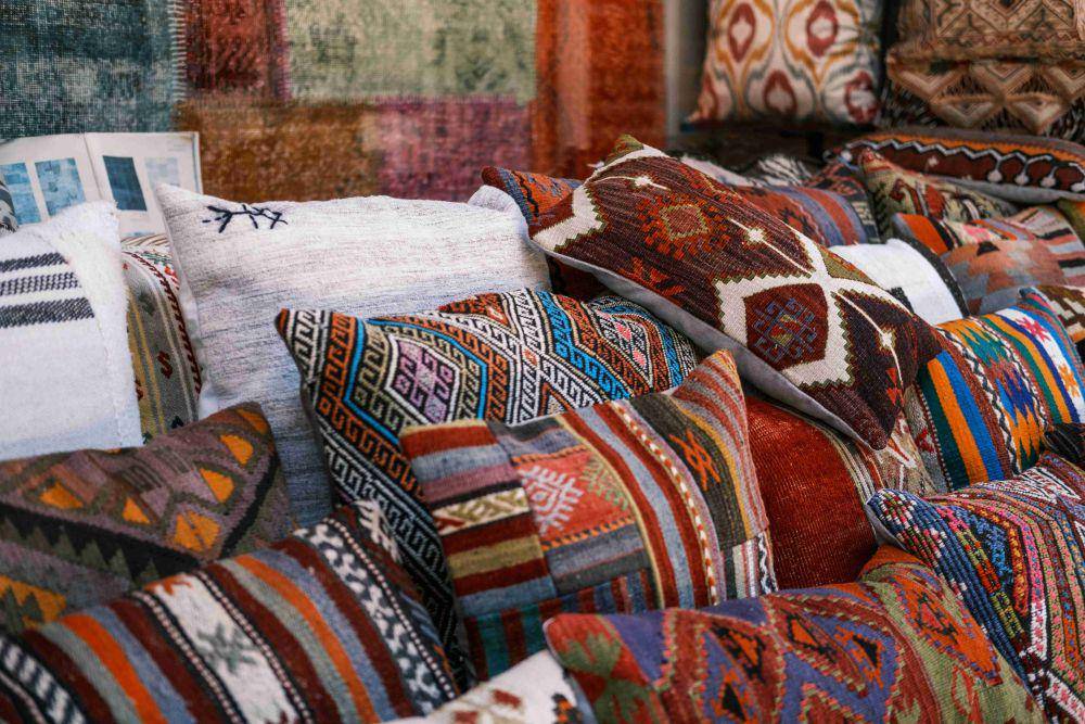 Ilustrasi bantal dengan motif (pexels.com/Gül Işık)