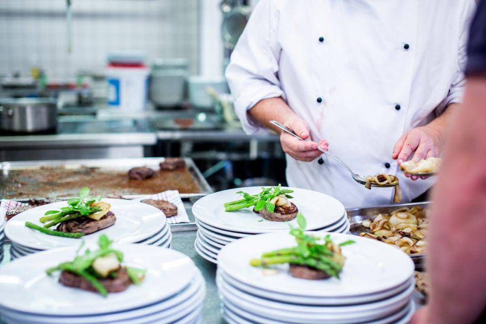 ilustrasi pelayanan dan chef restoran steak (pexels.com/Rene Terp)