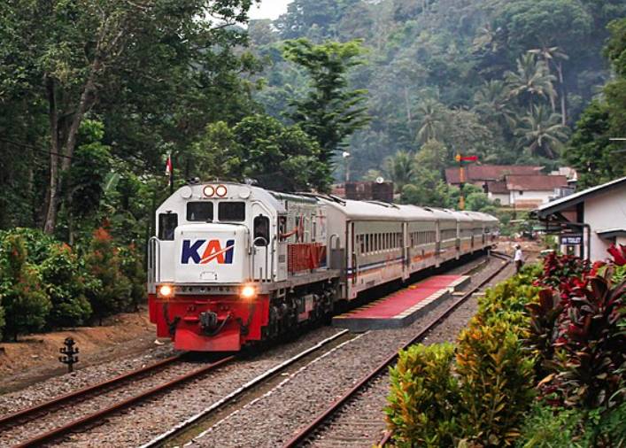 potret kereta api (commons.wikimedia.org/ries115)