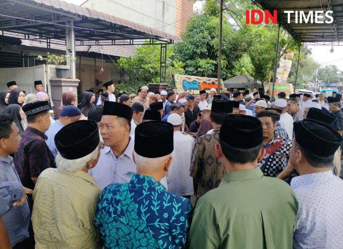 Suasana di rumah duka Zulkifli Husein saat mengantarkan jasadnya ke makam (IDN Times/Eko Agus Herianto)
