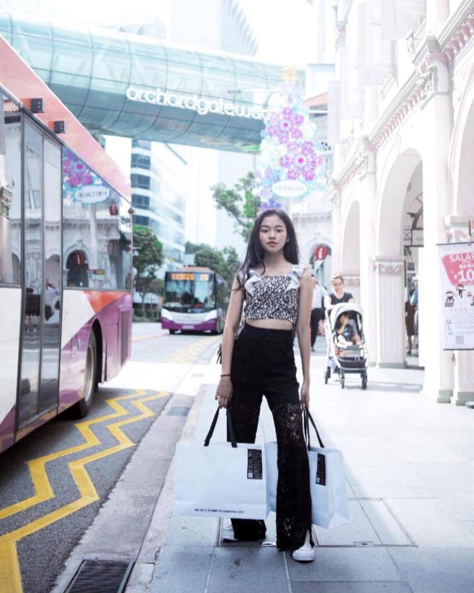 referensi outfit nuansa hitam ala Ummi Quary (instagram.com/ummi_quary)