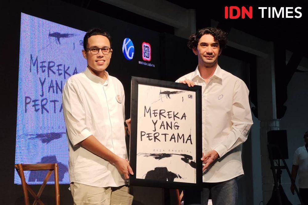 Sinopsis Buku Reza Rahadian, Mereka yang Pertama