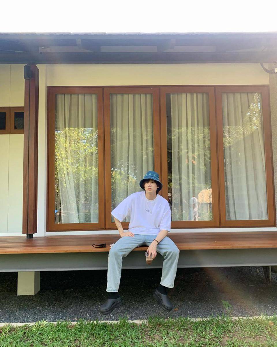 OOTD pakai bucket hat ala Pon Thanapon (instagram.com/thana_pon)