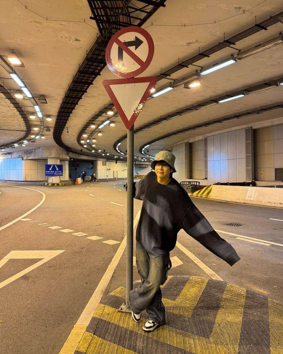 OOTD pakai bucket hat ala Pon Thanapon (instagram.com/thana_pon)