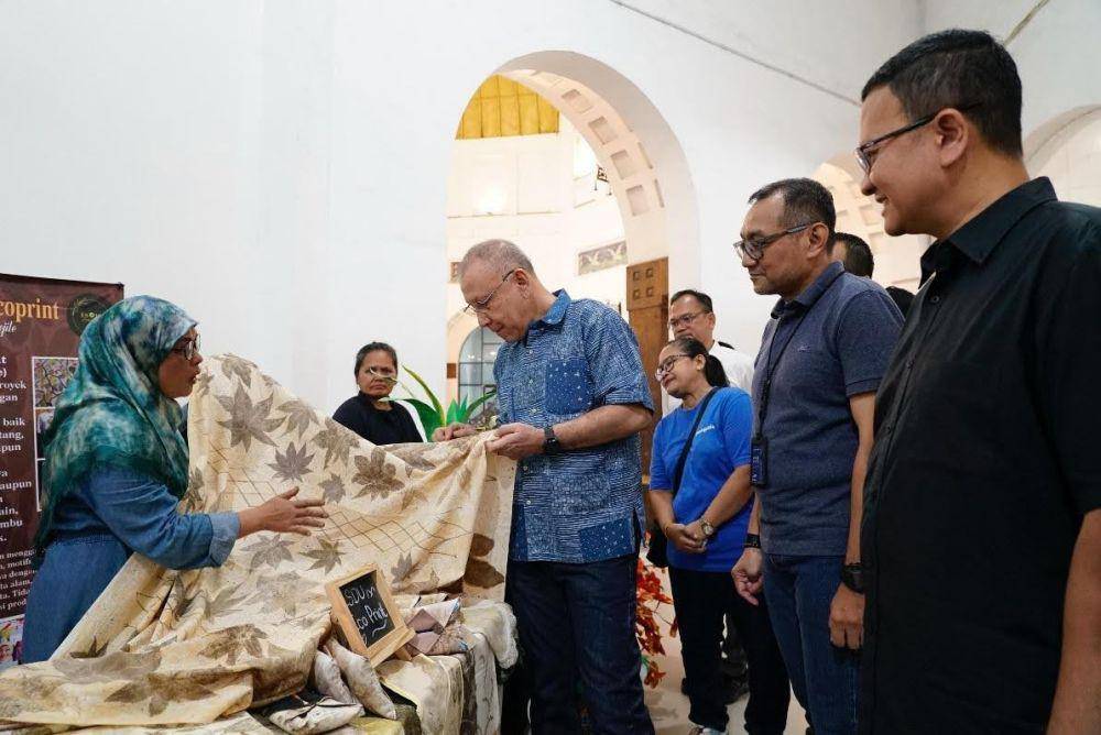 Pj. Sekretaris Daerah Provinsi Sumatera Utara M. A. Effendy Pohan, M.Si, EVP Telkom Regional 1 Dwi Pratomo Juniarto, dan VP Sustainability Telkom Gunawan Wasisto Ciptaning Andri saat mengunjungi bazar UMK pada acara GoZero% Goes to Medan “​​Roaring for Change, Bergerak Bersama, Membawa Perubahan untuk Bumi” yang diselenggarakan di Pos Bloc Medan, pada Sabtu (26/4). (dok. Telkom)