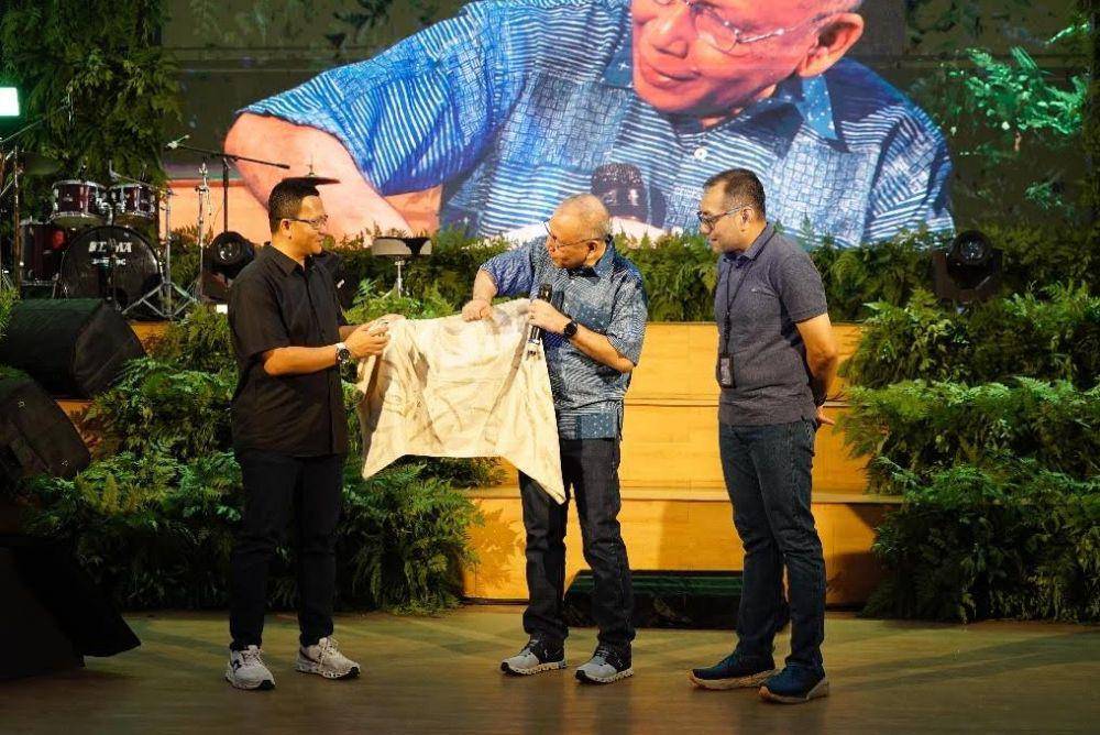 VP Sustainability Telkom Gunawan Wasisto Ciptaning Andri (kiri), Pj. Sekretaris Daerah Provinsi Sumatra Utara M. A. Effendy Pohan, M.Si, dan EVP Telkom Regional 1 Dwi Pratomo Juniarto pada acara GoZero% Goes to Medan “​​Roaring for Change, Bergerak Bersama, Membawa Perubahan untuk Bumi” yang diselenggarakan di Pos Bloc Medan, pada Sabtu (26/4). (dok. Telko m)
