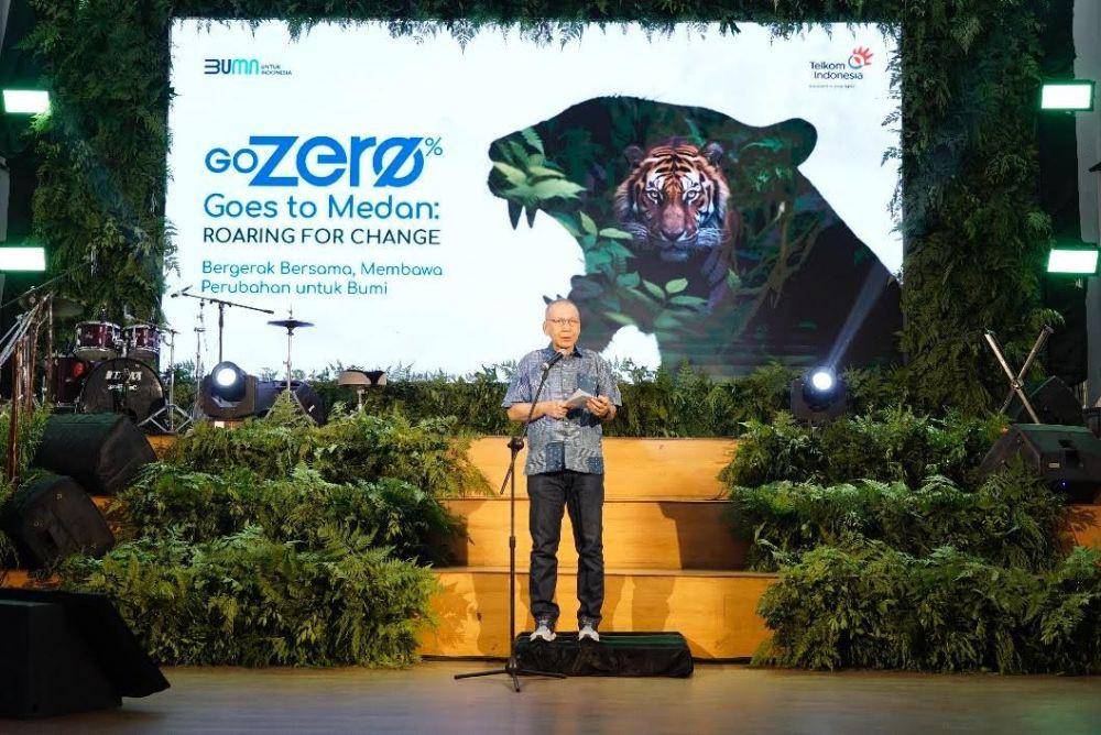 Pj. Sekretaris Daerah Provinsi Sumatera Utara M. A. Effendy Pohan, M.Si saat memberikan sambutan pada acara GoZero% Goes to Medan “​​Roaring for Change, Bergerak Bersama, Membawa Perubahan untuk Bumi” yang diselenggarakan di Pos Bloc Medan, pada Sabtu (26/4). (dok. Telkom)