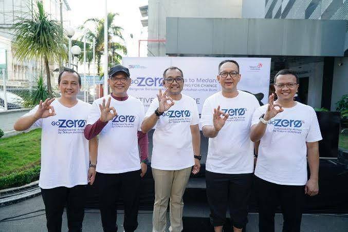 GM Witel Sumut Agung Tri Cahyono, Plt. Kepala Dinas Kominfo Provinsi Sumatera Utara Porman Juanda Marpomari Mahulae, EVP Telkom Regional 1 Dwi Pratomo Juniarto, SVP Group Sustainability and Corporate Communication Telkom Ahmad Reza, dan VP Sustainability Telkom Gunawan Wasisto Ciptaning Andri pada acara GoZero% Active Challenge & Clean-Up Walk, yang menjadi bagian dari rangkaian kegiatan GoZero% Goes to Medan, pada Minggu (27/4). (dok. Telkom)
