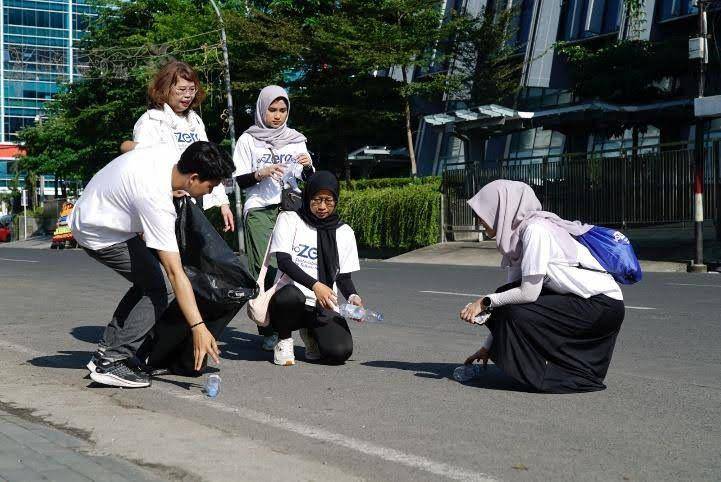 Kegiatan mengumpulkan dan memilah sampah plastik pada acara GoZero% Active Challenge & Clean-Up Walk yang menjadi bagian dari rangkaian kegiatan GoZero% Goes to Medan, pada Minggu (27/4). (dok. Telkom)