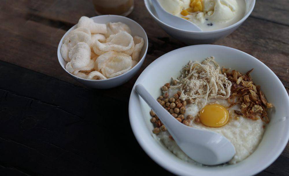 ilustrasi bubur ayam (vecteezy.com/Artoniumw)