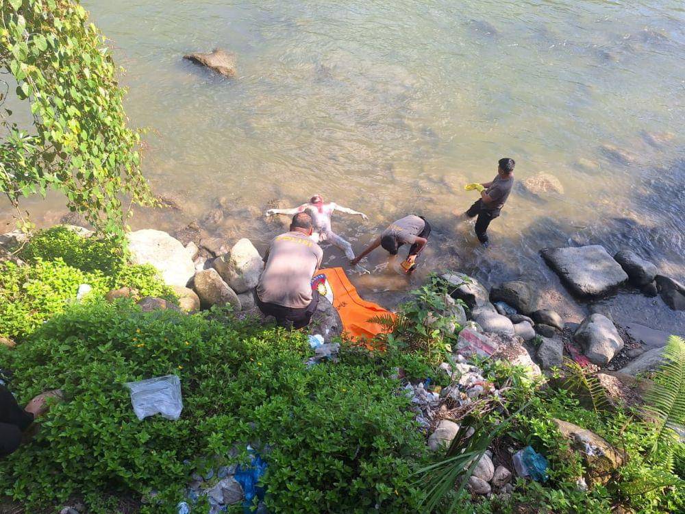 Tim SAR gabungan menemukan satu dari tiga korban kecelakaan mobil di Lae Kombih, Pakpakbharat, Minggu (28/4/2025). (Dok Basarnas Medan)