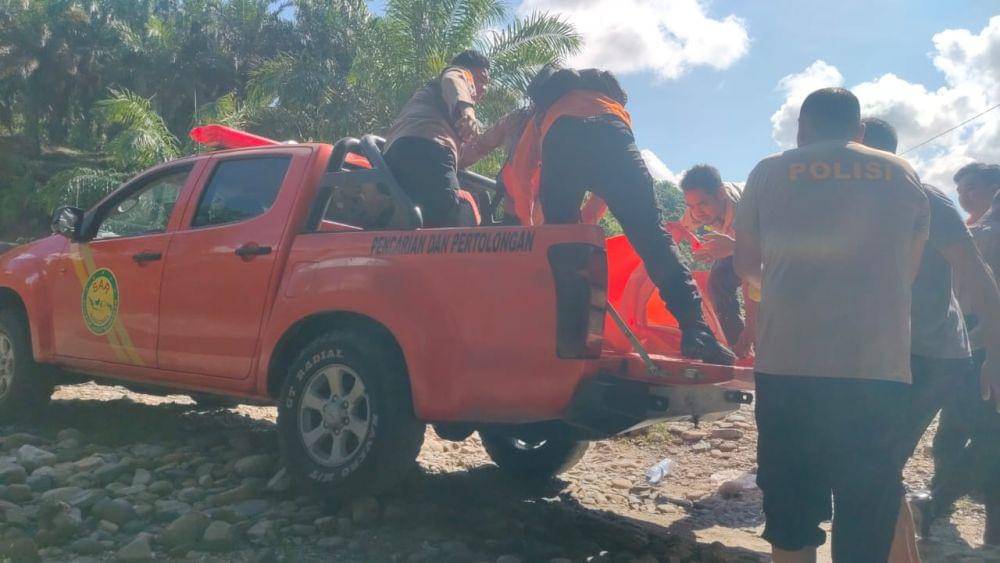 Tim SAR gabungan menemukan satu dari tiga korban kecelakaan mobil di Lae Kombih, Pakpakbharat, Minggu (28/4/2025). (Dok Basarnas Medan)