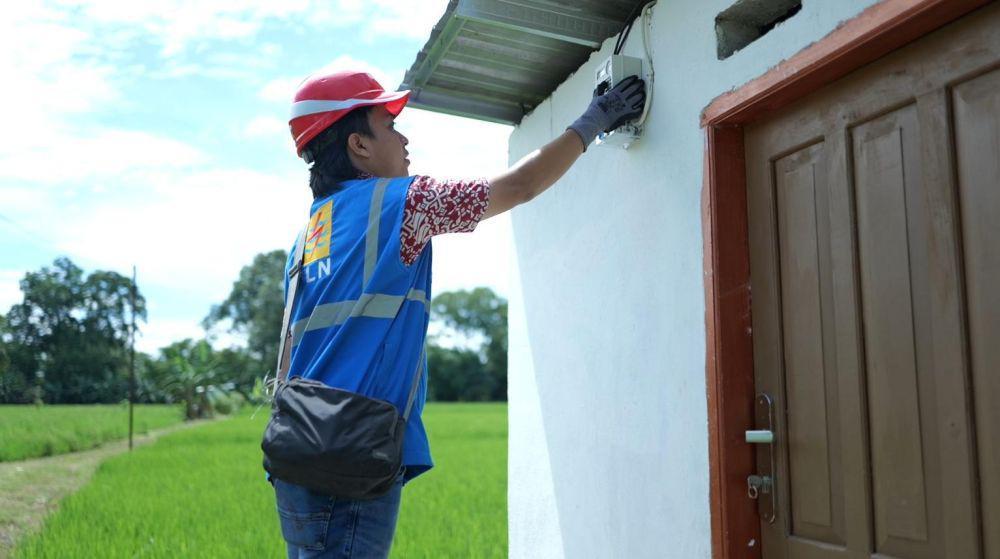 Petugas PLN tengah mengecek kWh meter salah satu pelanggan di Provinsi Sulawesi Selatan. (Dok. PLN)