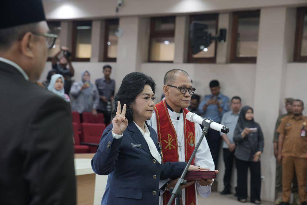 Wali Kota Makassar Munafri Arifuddin melantik Nielma Palamba sebagai Sekretaris Daerah Kota Makassar, Senin (28/4/2025). (Dok. Humas Pemkot Makassar)