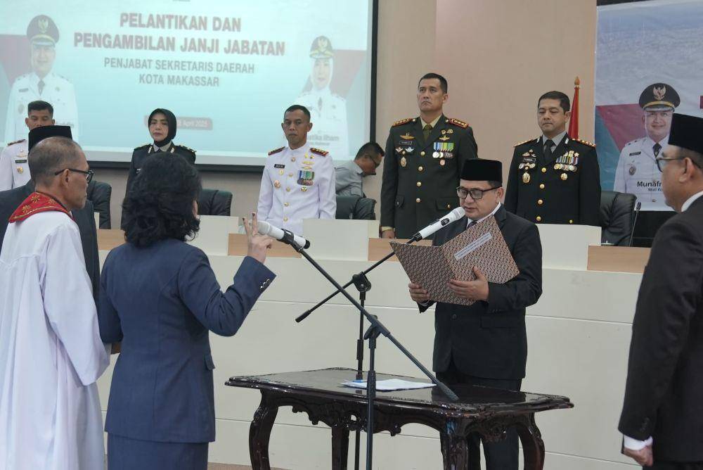 Wali Kota Makassar Munafri Arifuddin melantik Nielma Palamba sebagai Sekretaris Daerah Kota Makassar, Senin (28/4/2025). (Dok. Humas Pemkot Makassar)