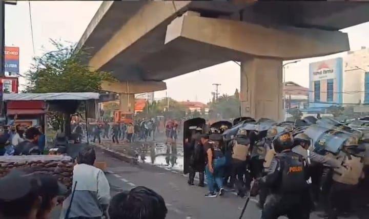 Polisi Amankan Dua Orang saat Eksekusi Showroom Mazda di Makassar