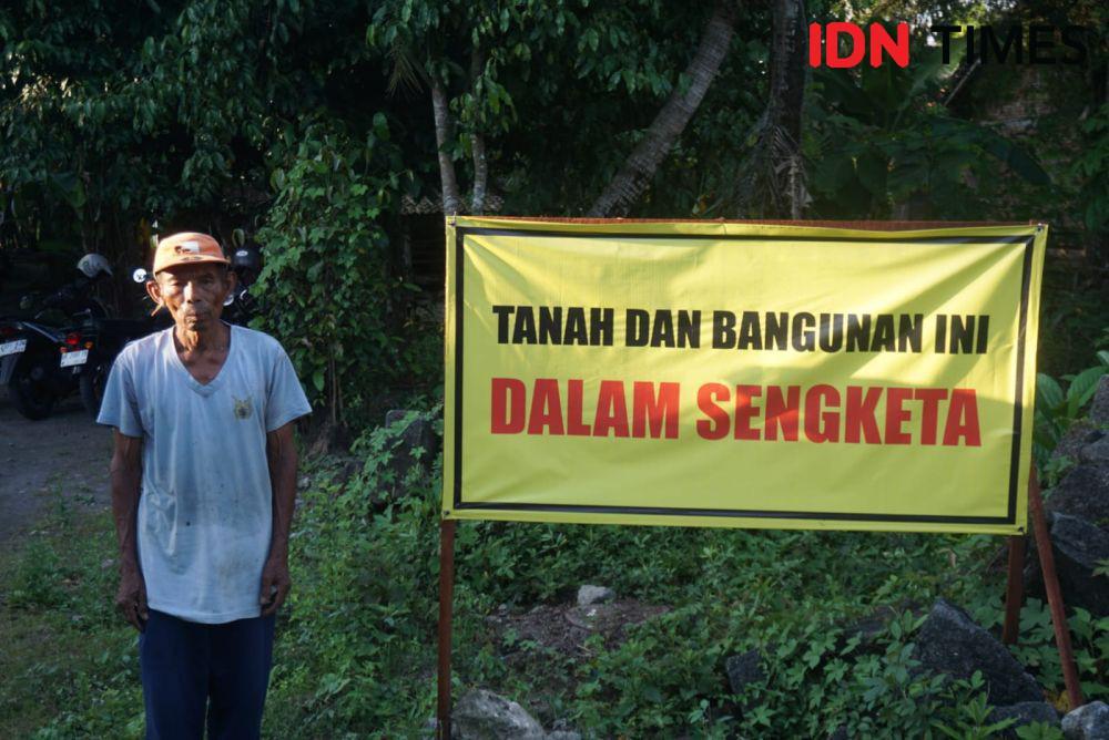 Potret Mbah Tupon di depan tanah miliknya yang saat ini menjadi sengketa. (IDN Times/Tunggul Damarjati)