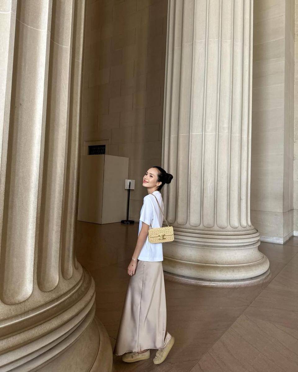 padu padan t-shirt putih ala Beby Tsabina (instagram.com/bebytsabina)