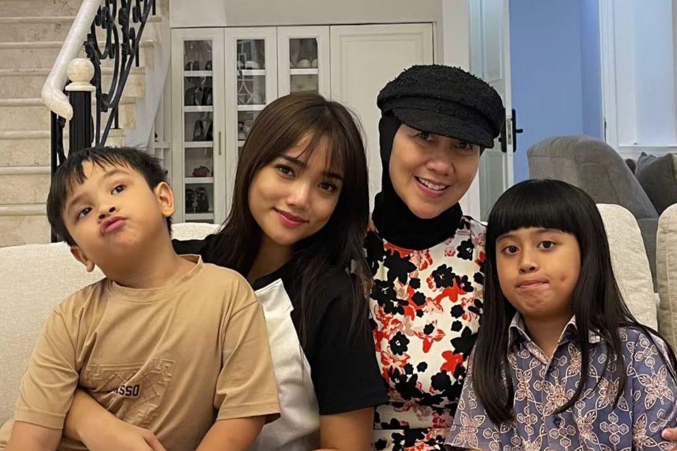 7 Potret Venna Melinda Gantian Silaturahmi ke Rumah Fuji, Seru!