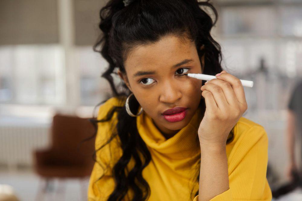 4 Tips Mengaplikasikan Waterline Eyeliner, Bikin Makin Kece!