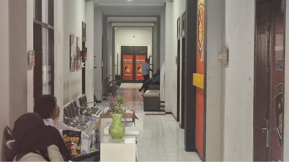 Dokter AY saat datang ke ruang Satreskrim Polresta Malang Kota. (IDN Times/Rizal Adhi Pratama)