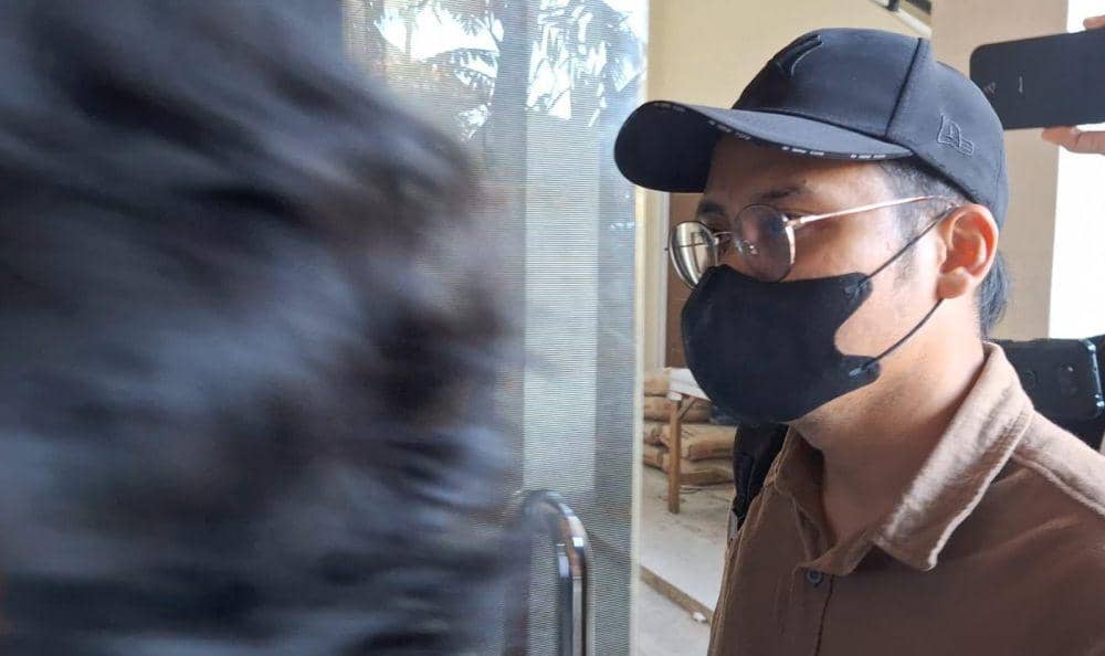 Dokter AY saat datang ke ruang Satreskrim Polresta Malang Kota. (IDN Times/Rizal Adhi Pratama)