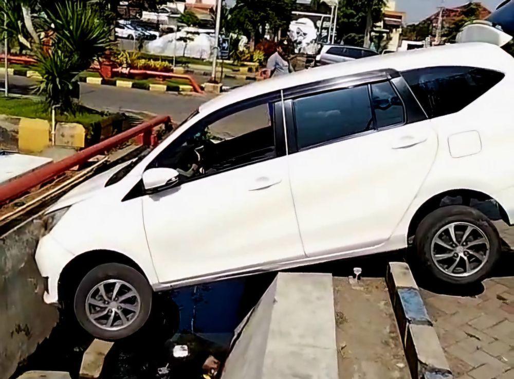 Tak Bisa Putar Balik, Mobil Terperosok di Parkiran Stasiun