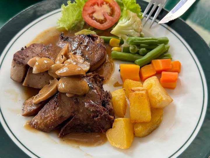 potret menu bistik lidah sapi di Toko Oen (google.com/maps/Dhammamitto)