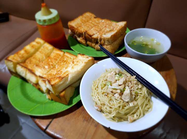 5 Tempat Makan Legendaris di Bandung yang Menunya Enak Semua