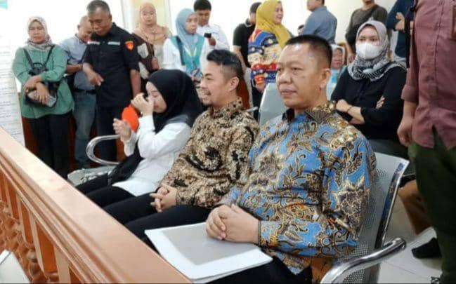 Indra Pomi (dari kanan), Risnandar dan Novin saat menunggu untuk diadili (IDN Times/ Fanny Rizano)