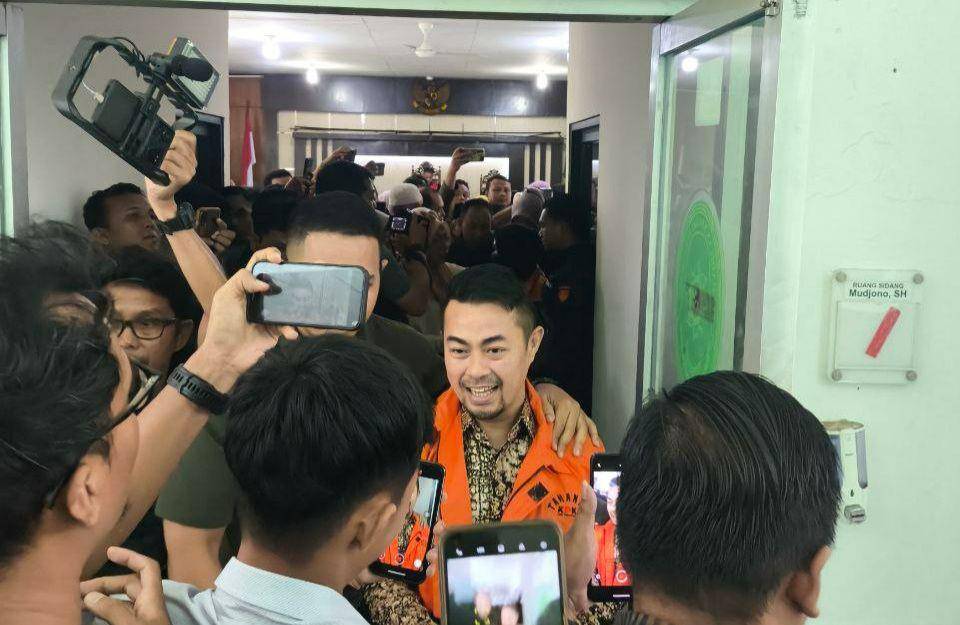 Mantan Pj Wali Kota Pekanbaru Risnandar Mahiwa usai menjalani sidang perdananya di Pengadilan Tipikor pada Pengadilan Negeri Pekanbaru (IDN Times/ Fanny Rizano)