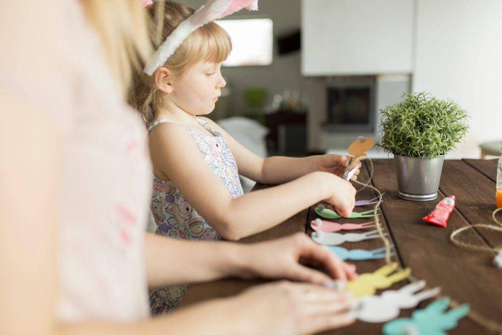 Ilustrasi anak membuat origami (freepik.com/freepik)