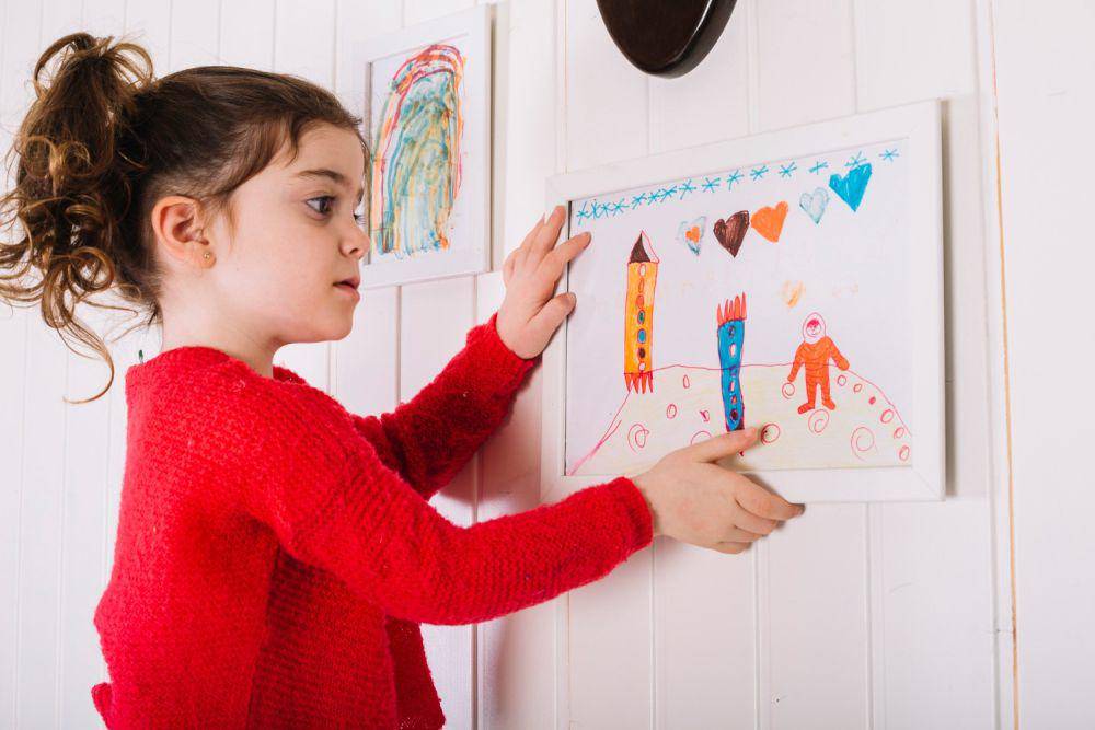 Ilustrasi anak memasang karya di dinding (freepik.com/freepik)