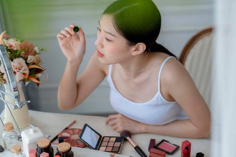 Ilustrasi wanita make up (freepik.com/Lifestylememory)